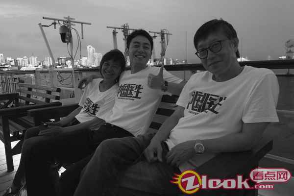 7 朱亚文《中国医生》武汉首映看哭观众 鞠躬致敬一线医护