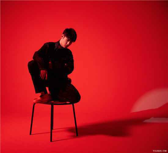 单曲《SLOWING》是谁演唱的？