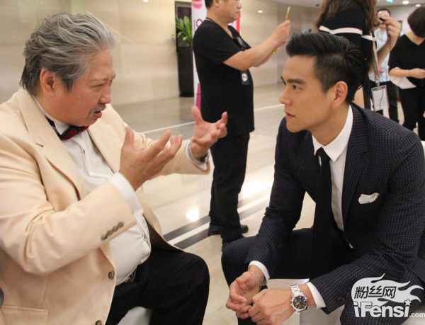 彭于晏亮相第19届上影节开幕式红毯