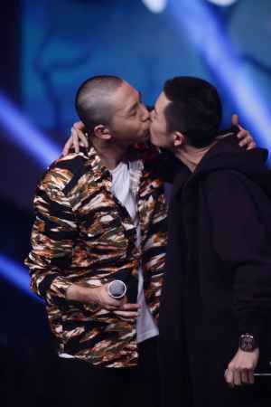 王栎鑫献吻俞灏明新生演唱会