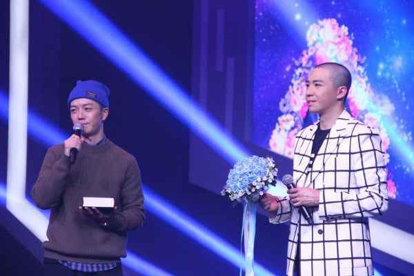 王栎鑫献吻俞灏明新生演唱会