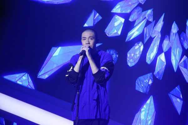 王栎鑫献吻俞灏明新生演唱会