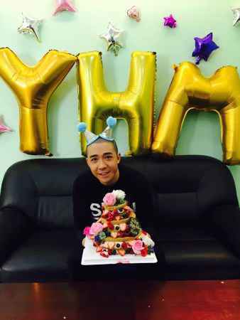 王栎鑫献吻俞灏明新生演唱会