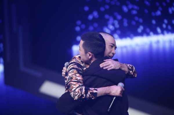 王栎鑫献吻俞灏明新生演唱会