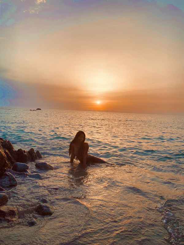 迪士尼真人版《小美人鱼》电影杀青 爱丽儿扮演者晒片场照