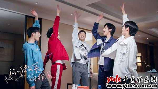 《你微笑时很美》SEVENTEEN演唱《逆燃》 诠释征途逆燃的勇气