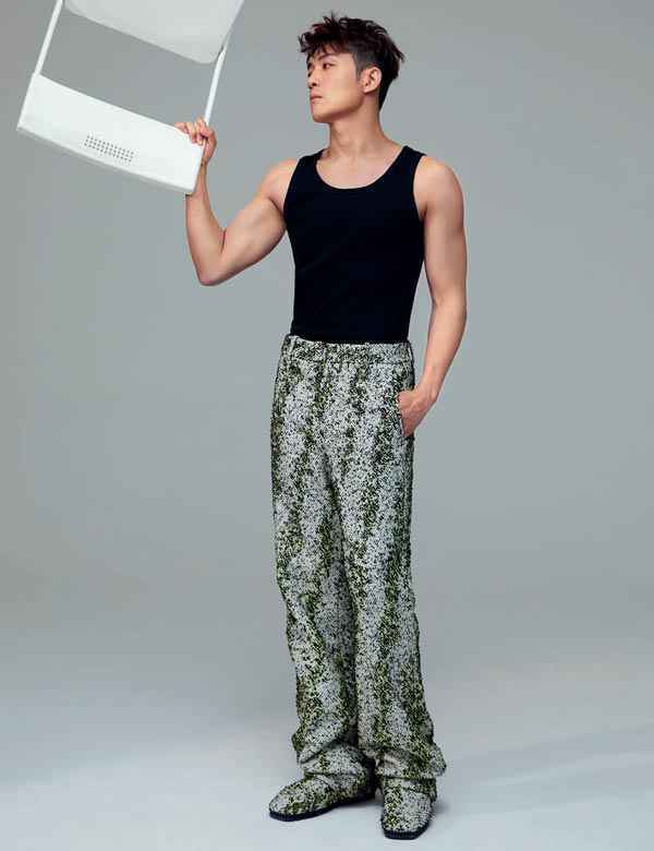 李泽锋 | 平和随缘,散发成熟魅力