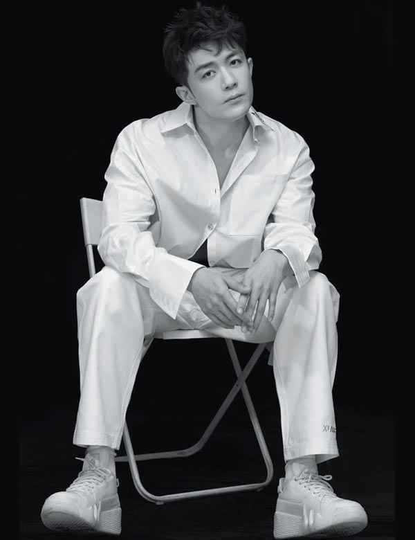 李泽锋 | 平和随缘,散发成熟魅力