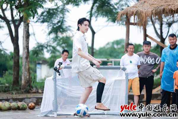 《完美的夏天2》李汶翰“赶猪”发挥惊艳 利路修冲浪再度挑战自我