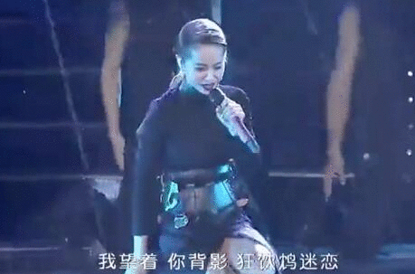 蔡依林太敬业了，不顾跌倒继续演唱！