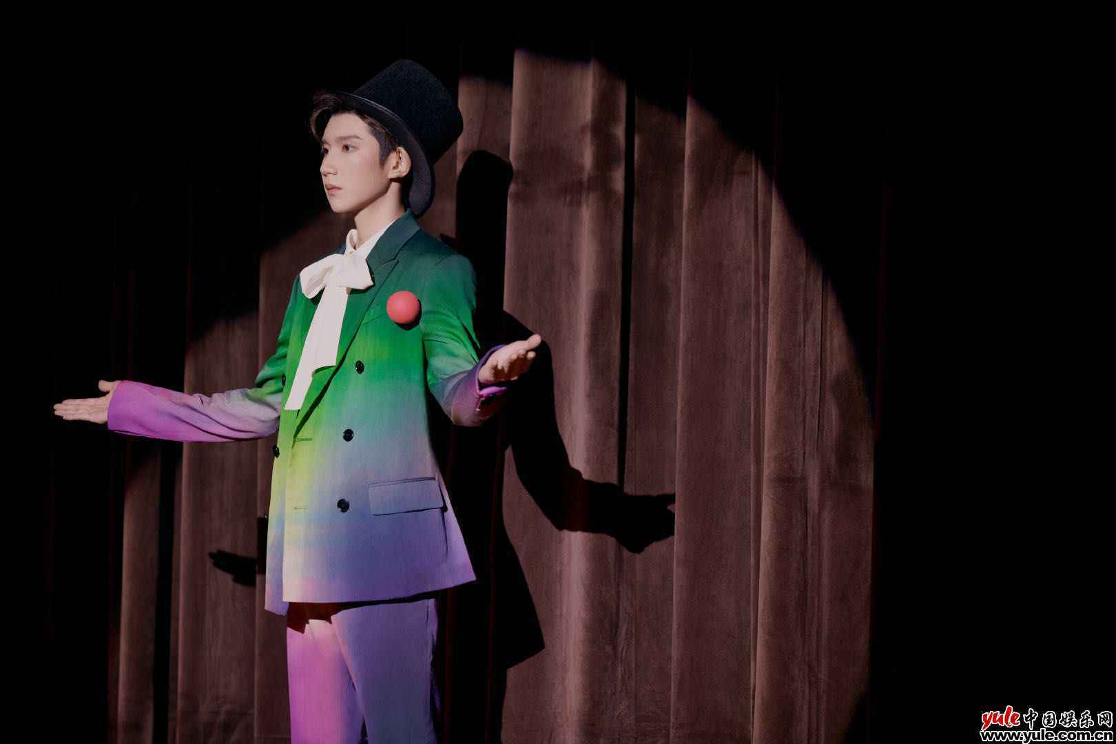 王源《夏野了》解锁新音源 《疯人公园》MV化身魔术师演绎破格世界