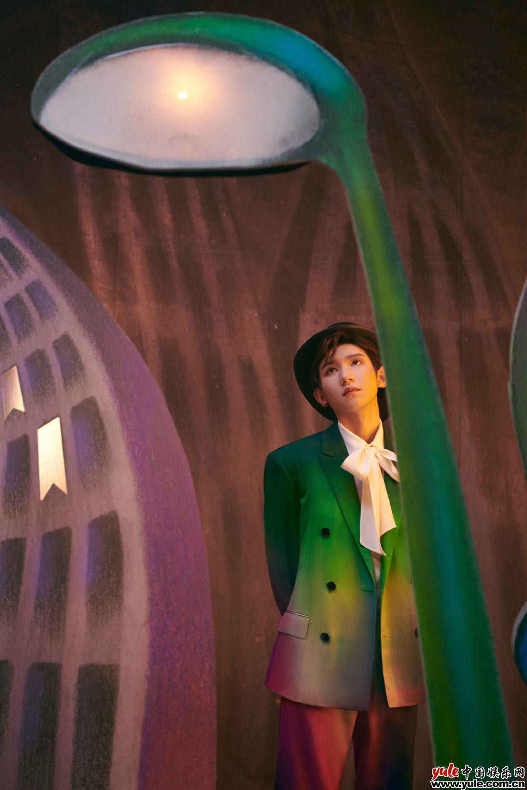 王源《夏野了》解锁新音源 《疯人公园》MV化身魔术师演绎破格世界