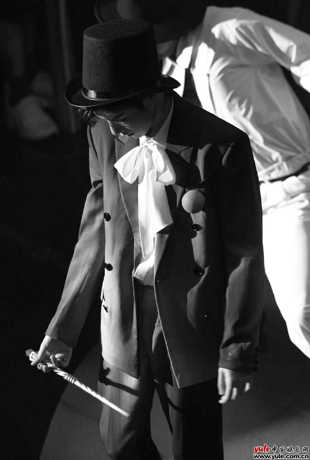 王源《夏野了》解锁新音源 《疯人公园》MV化身魔术师演绎破格世界