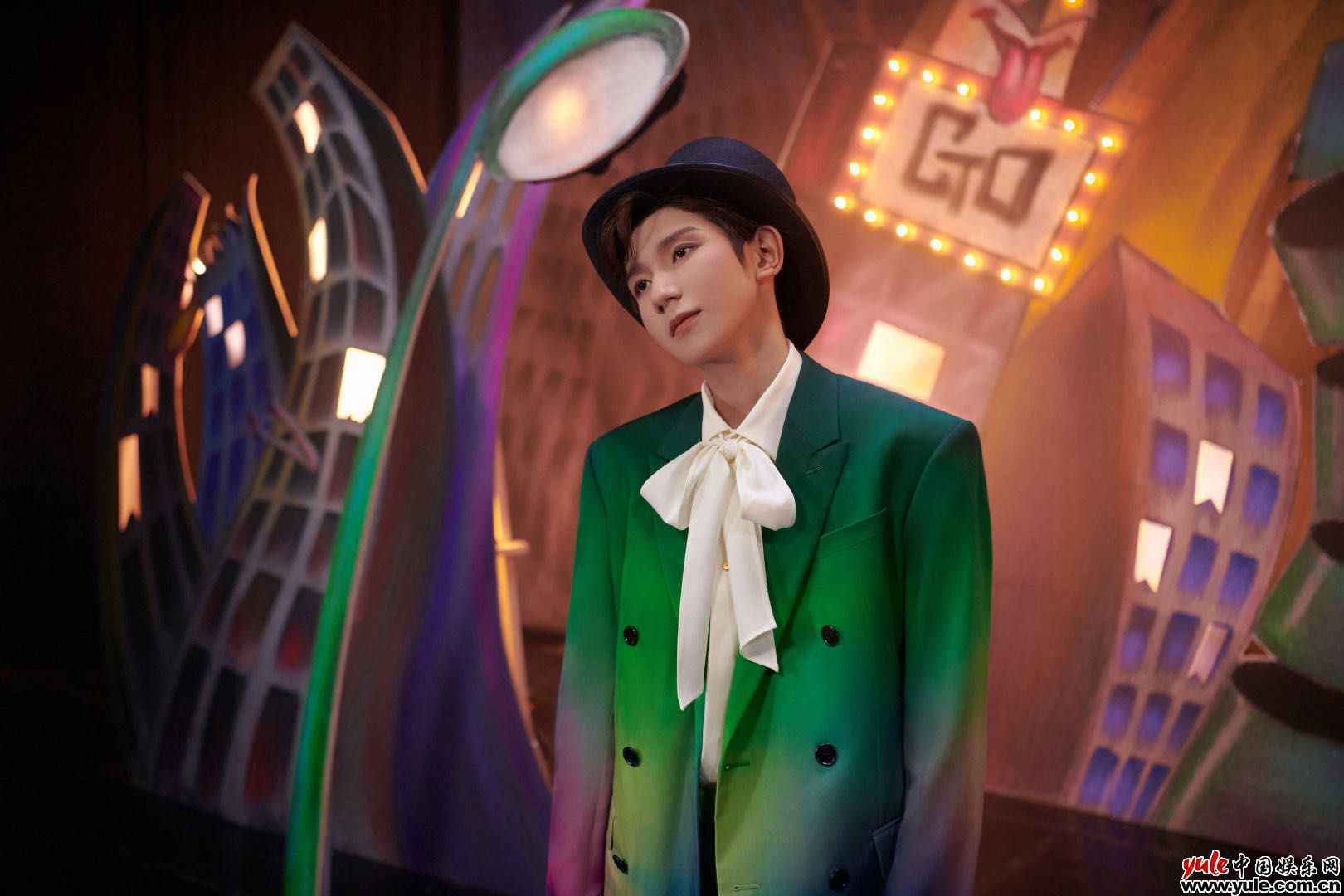 王源《夏野了》解锁新音源 《疯人公园》MV化身魔术师演绎破格世界