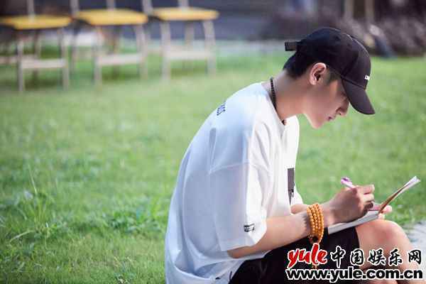 黄子韬《萌探探探案》重返校园聚焦亲子关系 追忆父亲痛哭直戳泪点