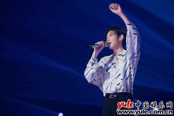王源《谁是宝藏歌手》魅力十足 王源《谁是宝藏歌手》再唱《姑娘》 低吟浅唱温柔氛围满分