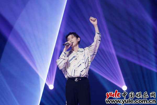 王源《谁是宝藏歌手》深情演唱 王源《谁是宝藏歌手》再唱《姑娘》 低吟浅唱温柔氛围满分