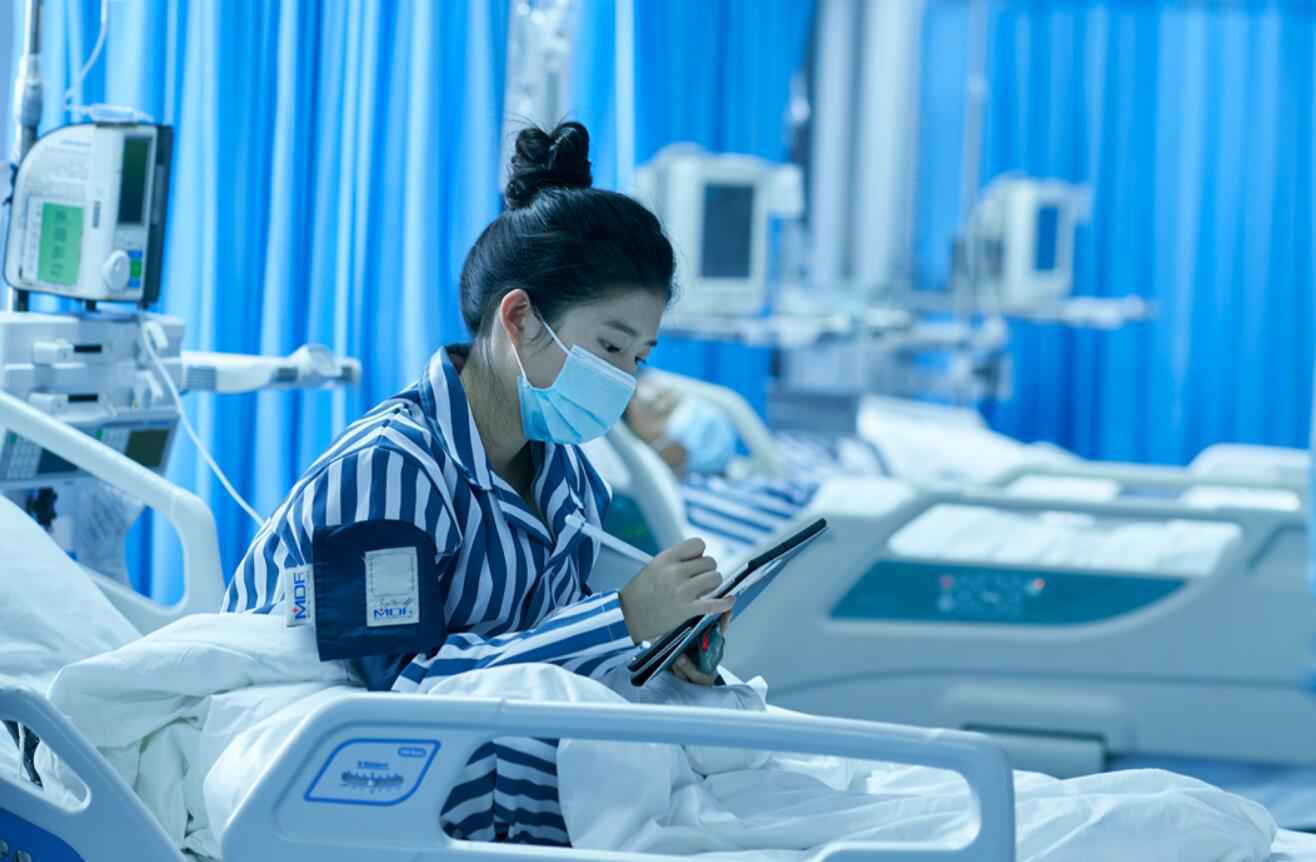 《在一起》首播口碑热度双丰收 何蓝逗演技爆发获赞