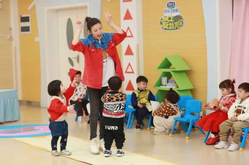 凌潇肃唐一菲当实习幼师 带萌娃感受传统民俗魅力