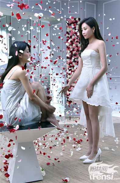 A-Lin低胸洋装拍广告 不畏霸王级寒流