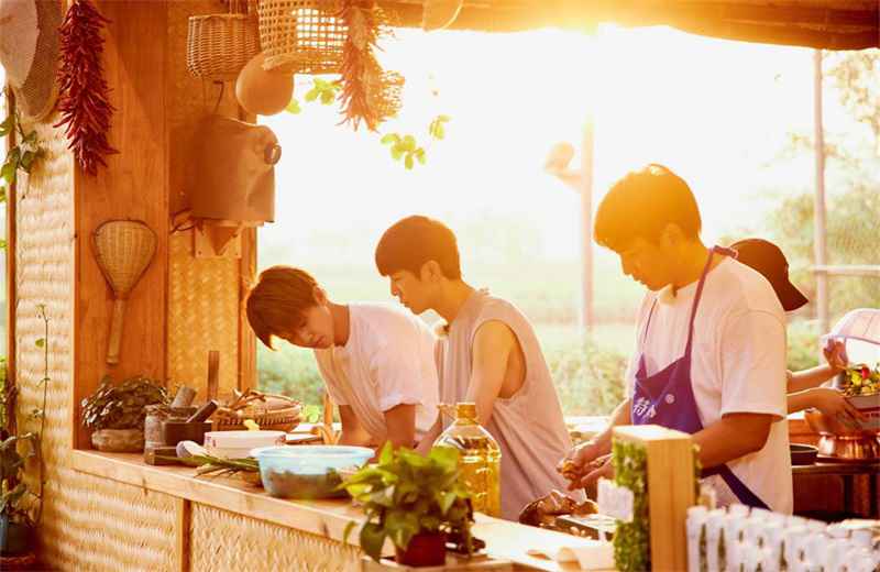 《向往的生活》任嘉伦许魏洲首次做客蘑菇屋,欢度泼水节,吃豪华年夜饭