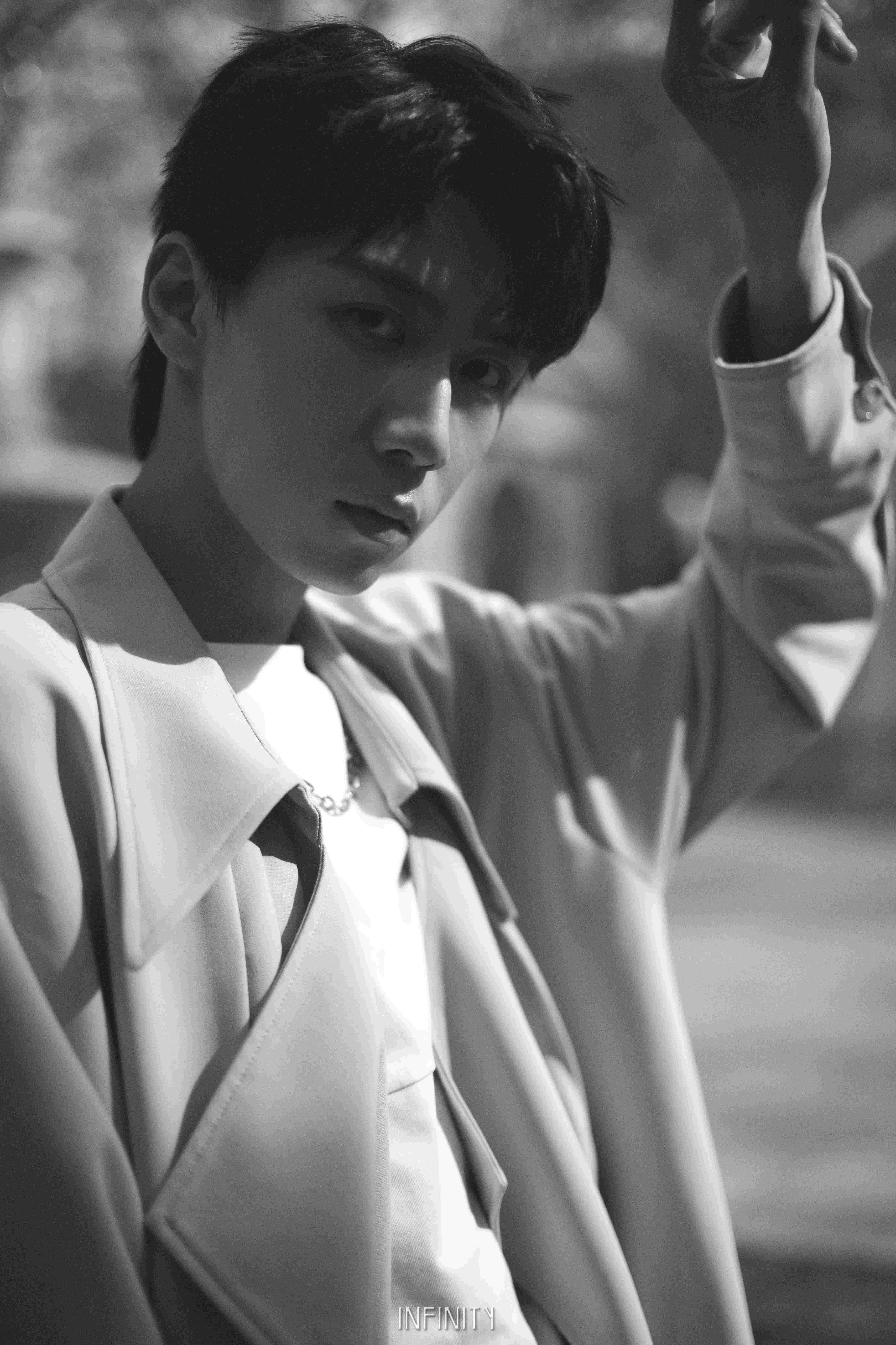 任宥纶最新杂志大片曝光 氛围感满满展现独特魅力