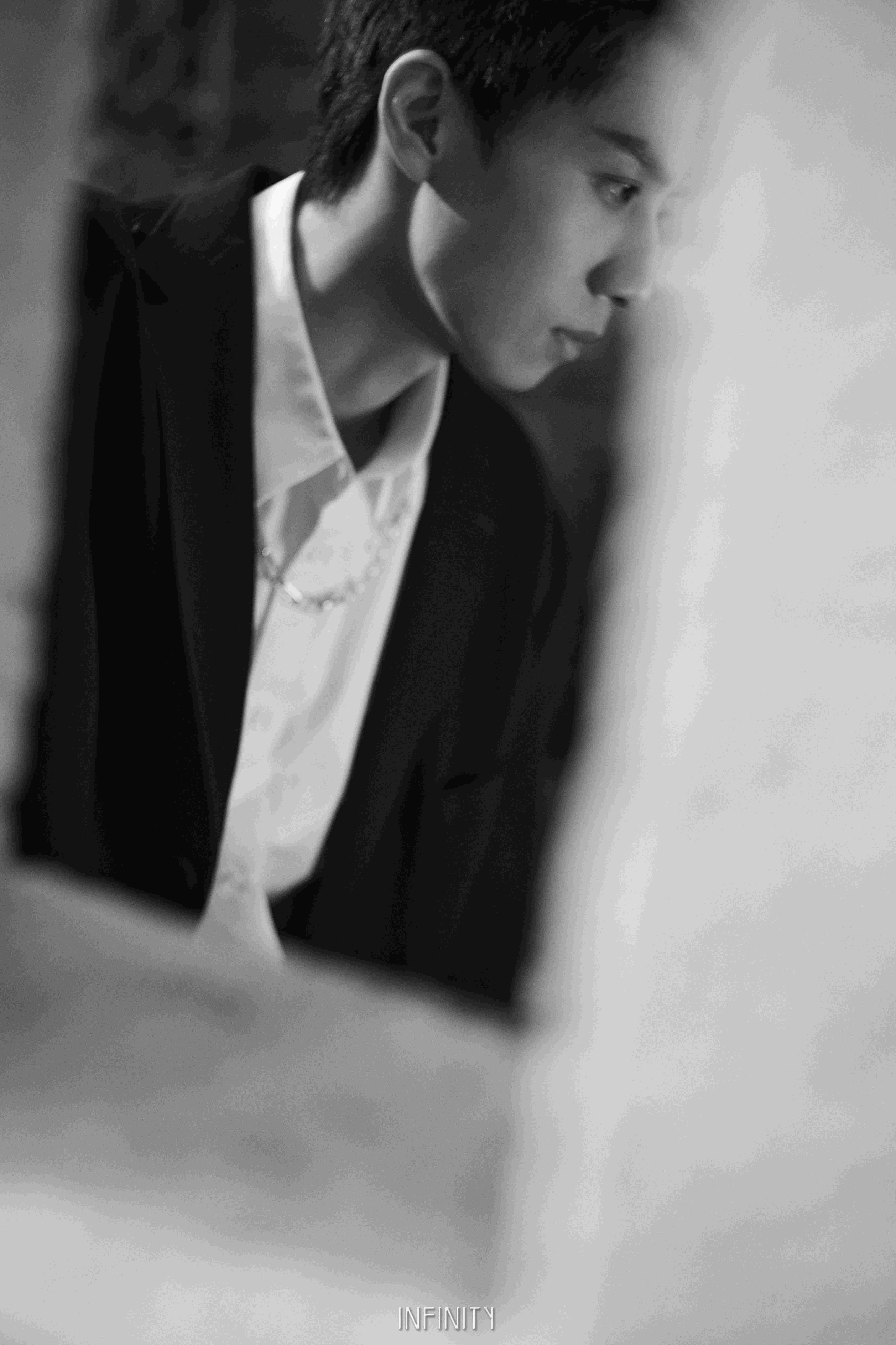 任宥纶最新杂志大片曝光 氛围感满满展现独特魅力