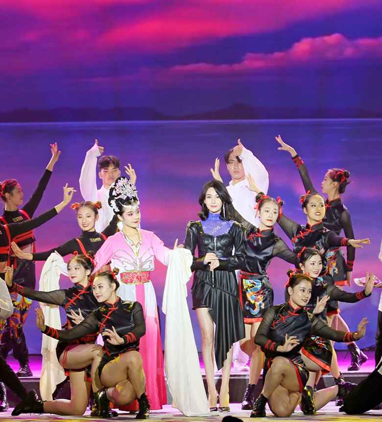 冯家妹献唱大学生电视节 全新曲风盛赞蓉城之美