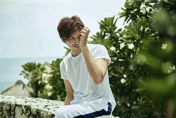 橙汁夫妇婚纱照曝光 陈柏霖再登封面