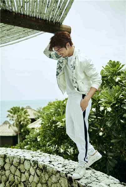 橙汁夫妇婚纱照曝光 陈柏霖再登封面