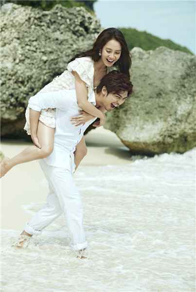 橙汁夫妇婚纱照曝光 陈柏霖再登封面