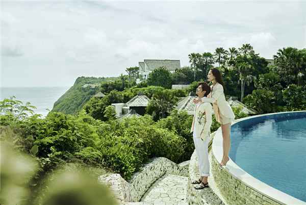 橙汁夫妇婚纱照曝光 陈柏霖再登封面