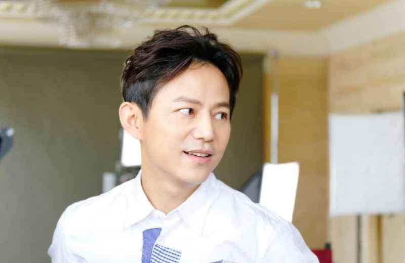 《向往的生活》初现端倪,何炅公布婚姻状态,46岁依旧享受生活