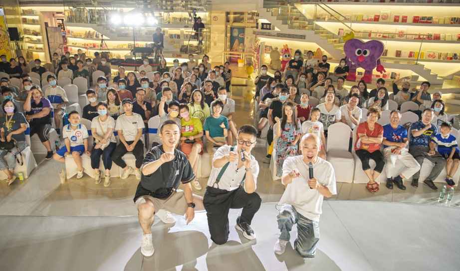 北京脱口秀俱乐部空降上海 意辰现场弹幕脱口秀《临时演员》广受好评