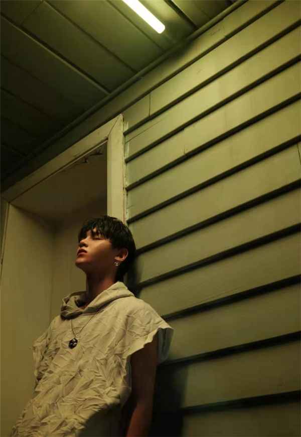 氛围感拉满!黄明昊携新曲《U》上线酷狗,记录成长中的情感撕扯