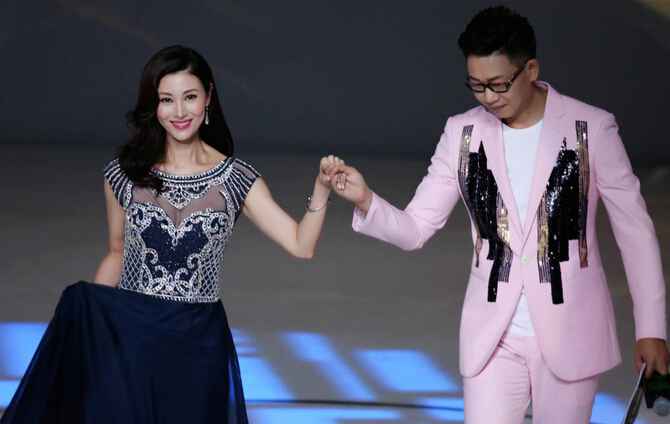 女神新装再添女神 李嘉欣透视战袍秀美艳