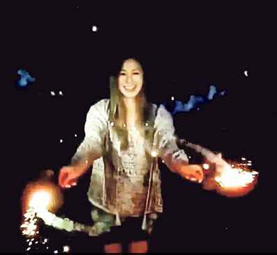 徐子淇怀孕8个月 与老公烧烤玩烟花秀恩爱