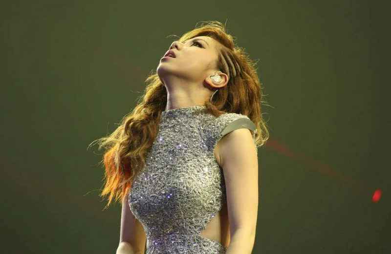 《歌手》第八季开播，画风突变比赛成群口相声