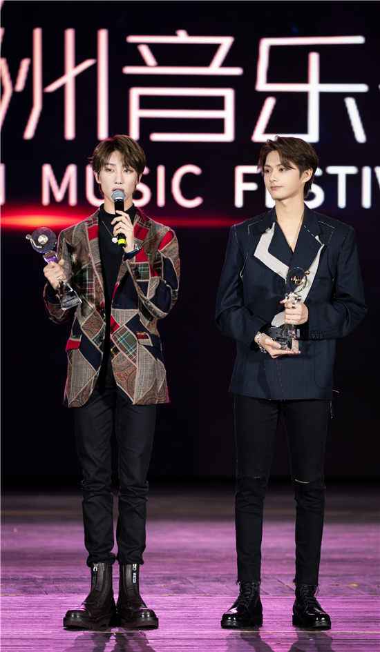 SEVENTEEN组合斩获2019亚洲音乐盛典最佳专辑奖