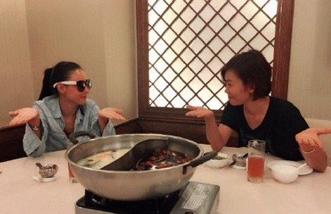 张柏芝开车吃饭被记者堵很无奈 经纪人：请小心