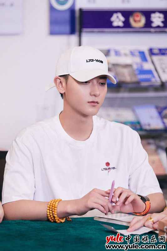 黄子韬《萌探探探案》卧底搜证上演警匪对决 承继使命致敬“无名英雄”