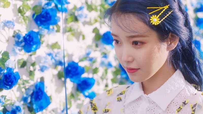 IU 全新主打歌《Blueming》今晚即将登场，预告公开引人期待～！