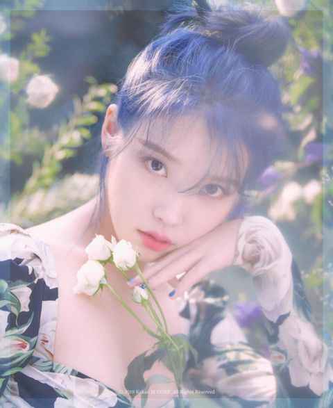 IU 全新主打歌《Blueming》今晚即将登场，预告公开引人期待～！