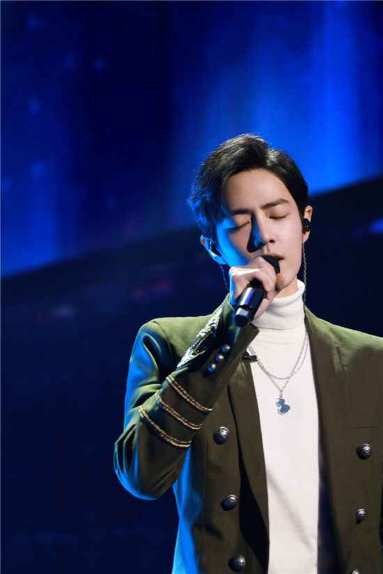 演员肖战墨绿色西装喜提热搜，演唱《我们的歌》苏到炸