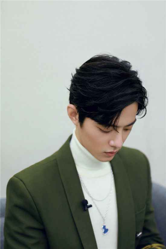 演员肖战墨绿色西装喜提热搜，演唱《我们的歌》苏到炸