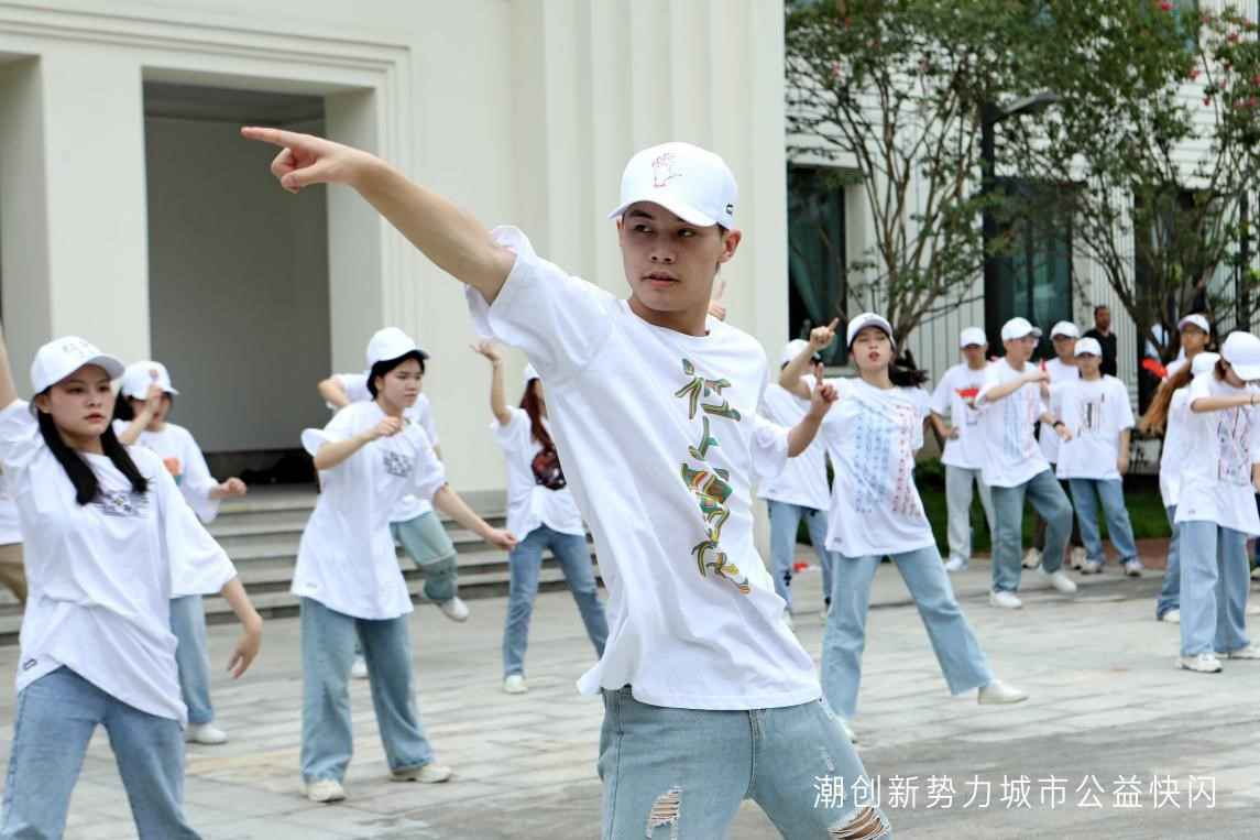 走上成都街头的行为艺术，赋能“川派”时尚的文化创意