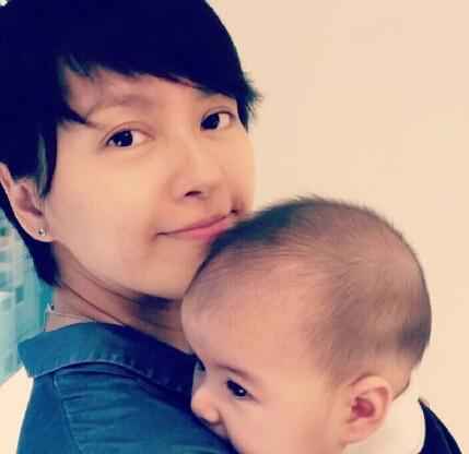 梁咏琪抱女儿温馨合影 混血小公主遗传妈妈美貌