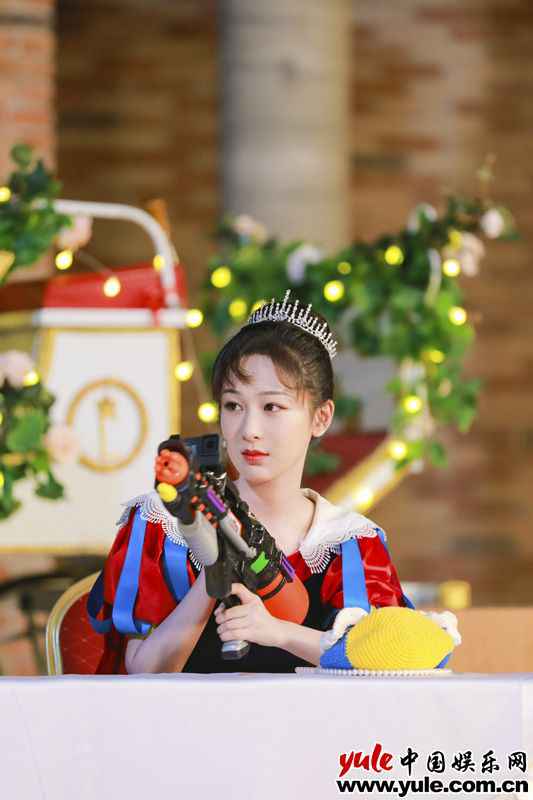 杨紫《萌探探探案》穿越童话世界,化身白雪公主巧捉萌贼