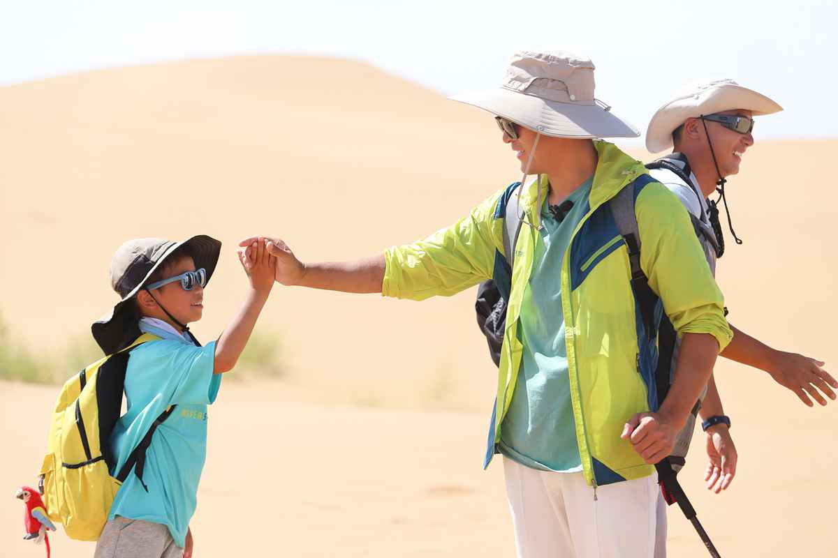 《爸爸带你闯一夏》向佐徒步穿越戈壁滩 奥斯卡沙漠越野遇险情？