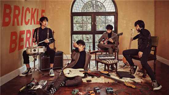 脆莓乐队单曲《十七岁少女金色心》上线